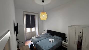 Basic-rum | Skrivbord, arbetsyta för laptop och gratis wi-fi