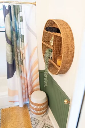 Douche, séchoir à cheveux, serviettes fournies, savon