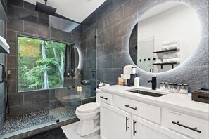 Douche, sĂšche-cheveux, serviettes fournies, savon