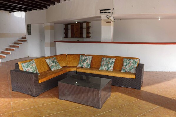 House, 5 Bedrooms, Smoking, Private Pool | Living room