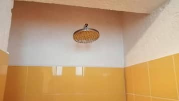 Regadera, secadora de cabello, toallas, jabón