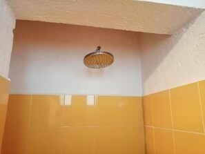 Douche, sèche-cheveux, serviettes fournies, savon