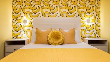 5 chambres, bureau, fer et planche à repasser, lit parapluie