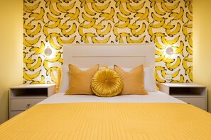 5 chambres, bureau, fer et planche à repasser, lit parapluie