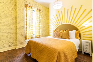 5 chambres, bureau, fer et planche à repasser, lit parapluie