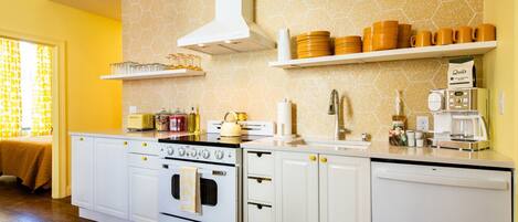 Réfrigérateur, micro-ondes, four, plaque de cuisson