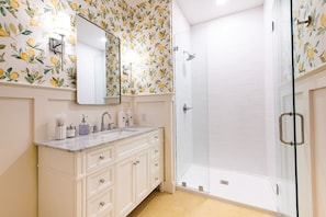 Shower, eco-friendly toiletries, hair dryer, towels - Hollyhock Suite 513: 5 beds/2 bath (Louisville)