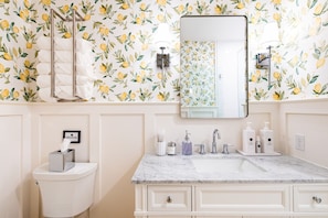 Shower, eco-friendly toiletries, hair dryer, towels - Hollyhock Suite 513: 5 beds/2 bath (Louisville)