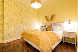 5 chambres, bureau, fer et planche à repasser, lit de bébé portatif