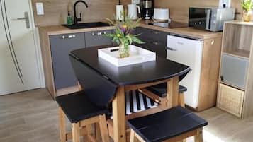 Fridge, microwave, dishwasher, coffee/tea maker