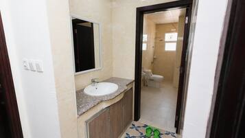 Deluxe Duplex, Balcony, Courtyard View | Bathroom
