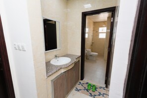 Deluxe-Maisonette, Balkon, Blick auf den Innenhof | Badezimmer