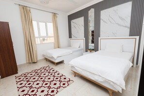 Apartamento família, sacada, vista para a colina | Cofres nos quartos, Wi-Fi de cortesia, acesso para cadeiras de rodas