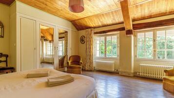 8 chambres, fer et planche Ă repasser, draps fournis