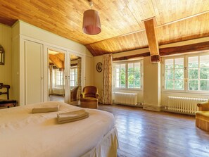 8 bedrooms, iron/ironing board, bed sheets