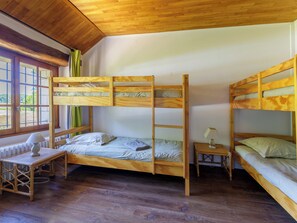 8 bedrooms, iron/ironing board, bed sheets