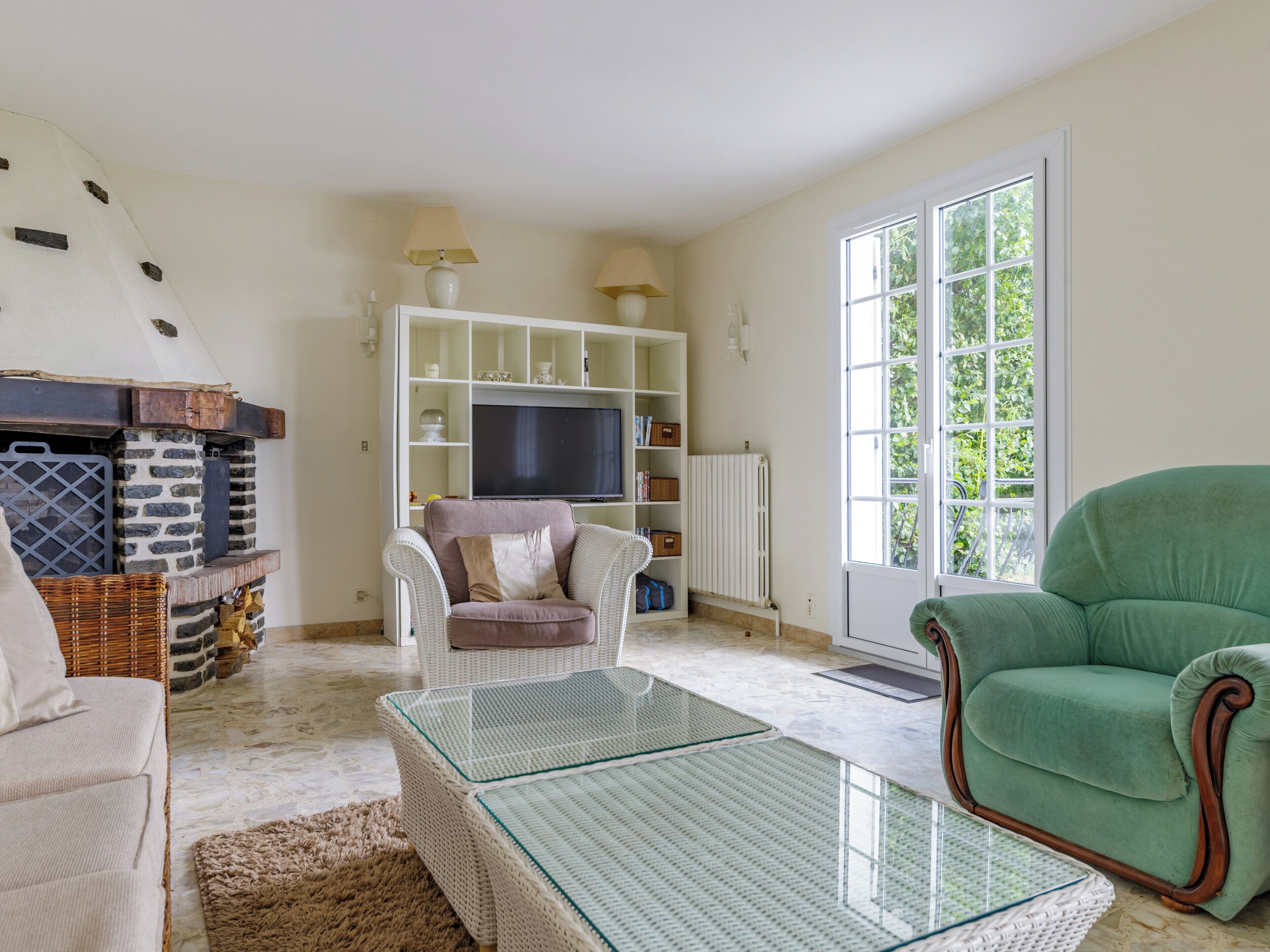 Een televisie en een open haard