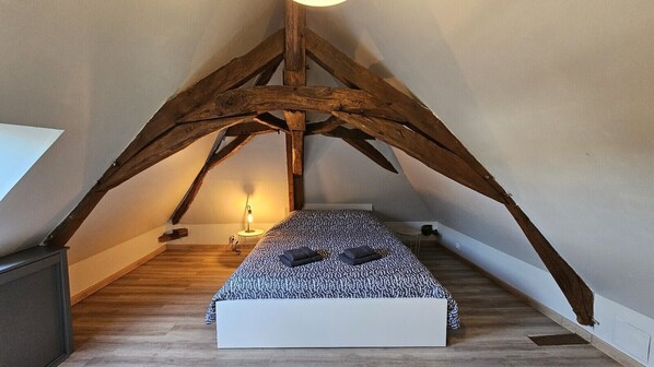 5 bedrooms, WiFi, bed sheets