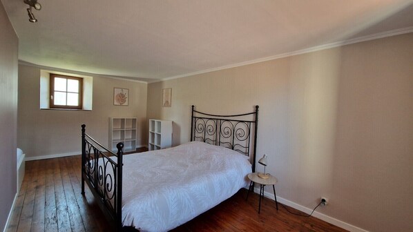 5 bedrooms, WiFi, bed sheets