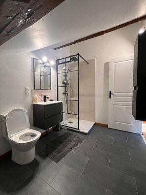 Douche, articles de toilette (gratuits), serviettes fournies