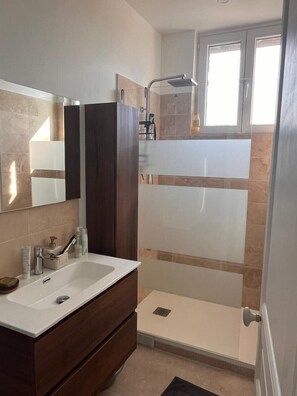 Dusche, kostenlose Toilettenartikel, Handtücher