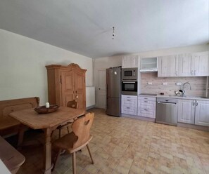 Kühlschrank, Mikrowelle, Ofen, Geschirrspüler