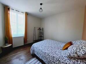 3 dormitoris, planxa i posts de planxar, un bressol de viatge i wifi