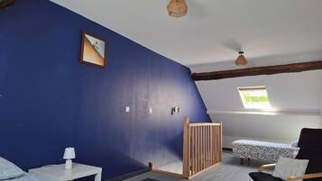 3 slaapkamers, een strijkplank/strijkijzer, reisbedje, wifi
