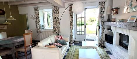 Télévision, cheminée