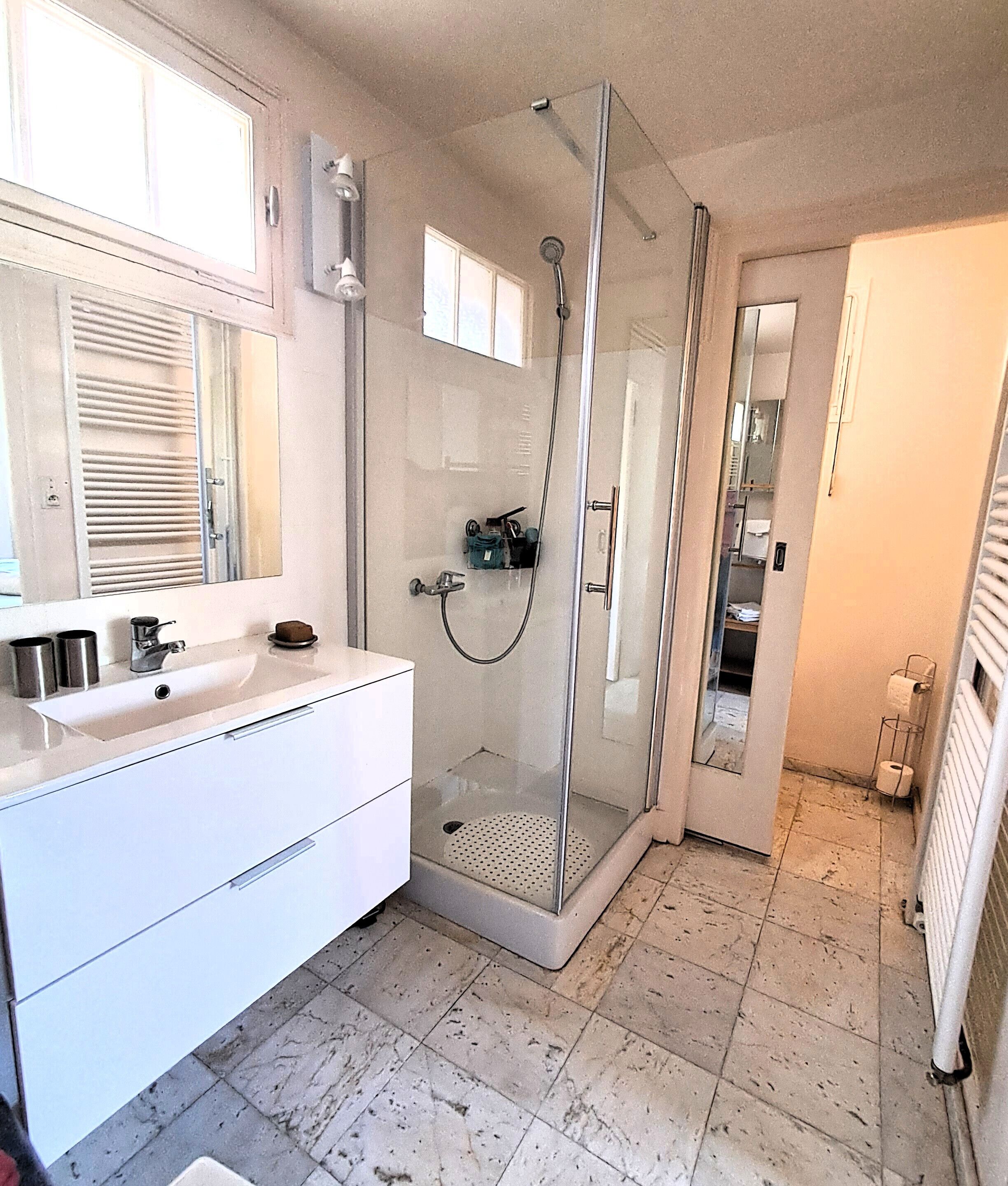 Een douche, gratis toiletartikelen, handdoeken
