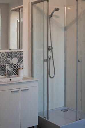 Dusche, kostenlose Toilettenartikel, Haartrockner, Handtücher