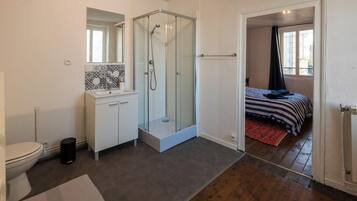 Douche, sĂšche-cheveux, serviettes fournies