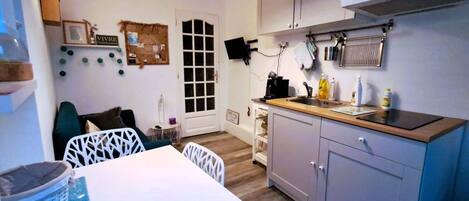 Fridge, microwave, oven, coffee/tea maker