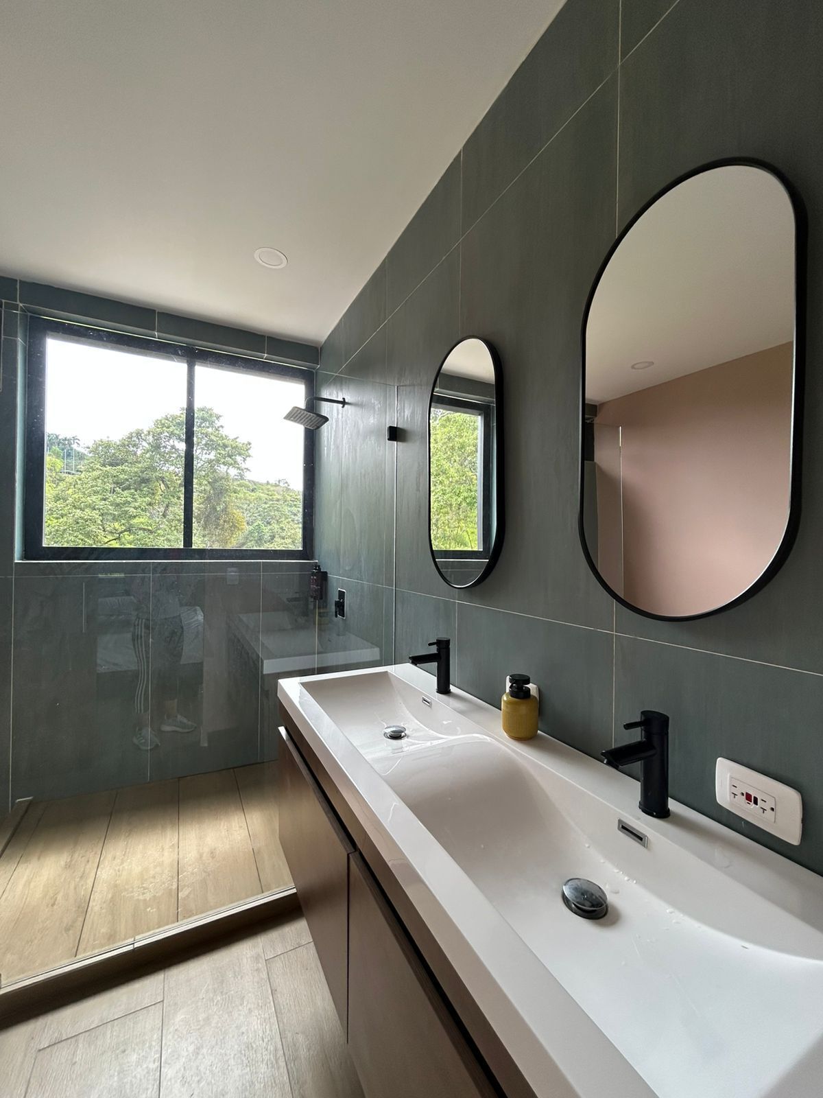 Chalé família, sacada, vista para o vale | Banheiro | Chuveiro, toalhas de banho, sabonete, shampoo