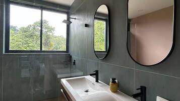 Familie-alpehytte, balkong, dalutsikt | Bad | Dusj, håndklær, såpe og sjampo