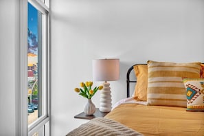 2 bedrooms, iron/ironing board, WiFi, bed sheets - City-Luxe, Free Parking, 24/7 Gym (Cleveland)