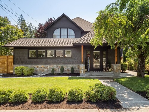 The Ballarat House ~ Hot Tub ~ Downtown~ Fire Pit