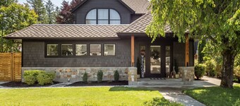 The Ballarat House ~ Hot Tub ~ Downtown~ Fire Pit
