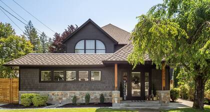 The Ballarat House ~ Hot Tub ~ Downtown~ Fire Pit