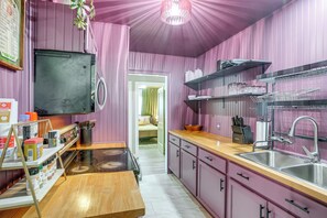 Réfrigérateur, micro-ondes, plaque de cuisson, cafetière/bouilloire