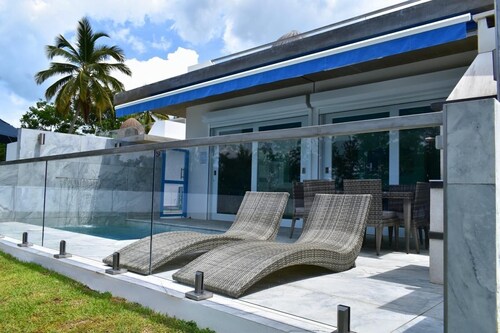 Two private beachfront houses, sleeps 12, kayaks, private heated pools