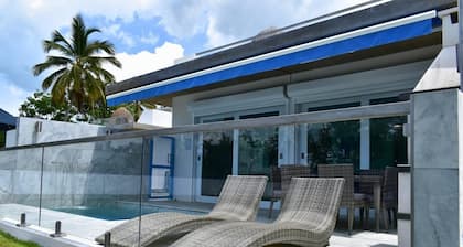 Two private beachfront houses, sleeps 12, kayaks, private heated pools