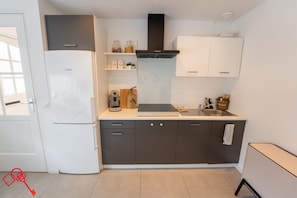 Kühlschrank, Mikrowelle, Ofen, Geschirrspüler