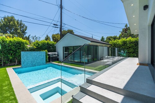 Modern Poolside Paradise in Sherman Oaks