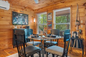 Dining - Rock N’ Roll Lake Haus: Lakefront, Kayaks, Hot Tub (Hot Springs)
