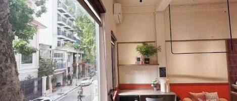 2 bedrooms, iron/ironing board, internet, bed sheets