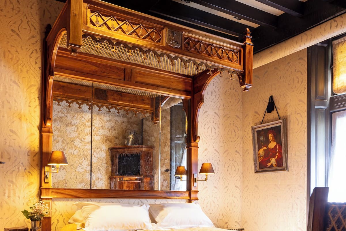 غرفة ديلوكس - منظر للحديقة | خزنة داخل الغرفة وستائر تعتيم وتجهيزات عازلة للصوت ومكواة/لوح كي