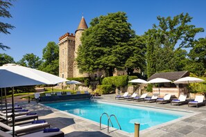 Piscina externa sazonal, funciona das 8h às 19h30, guarda-sóis