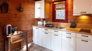 Cabane Familiale | Cuisine privée | Bouilloire électrique, chaise haute