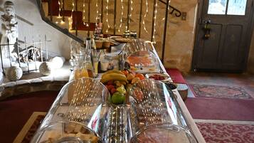 Bữa sáng buffet hàng ngày (25 EUR/mỗi người)